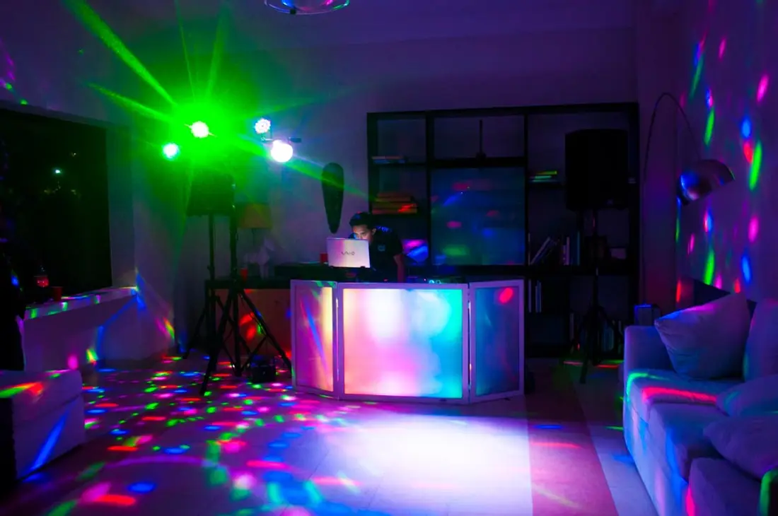 Equipo básico de audio con bocinas para una fiesta