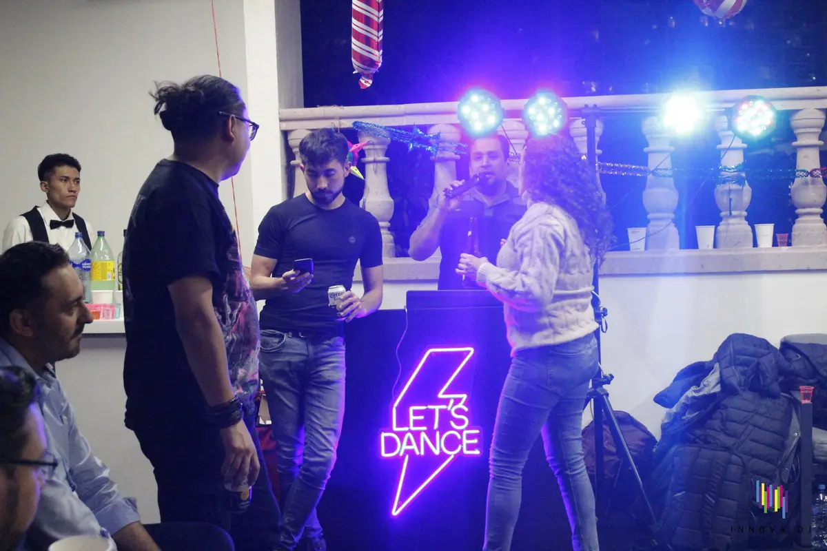 DJ durante un evento con música para fiesta