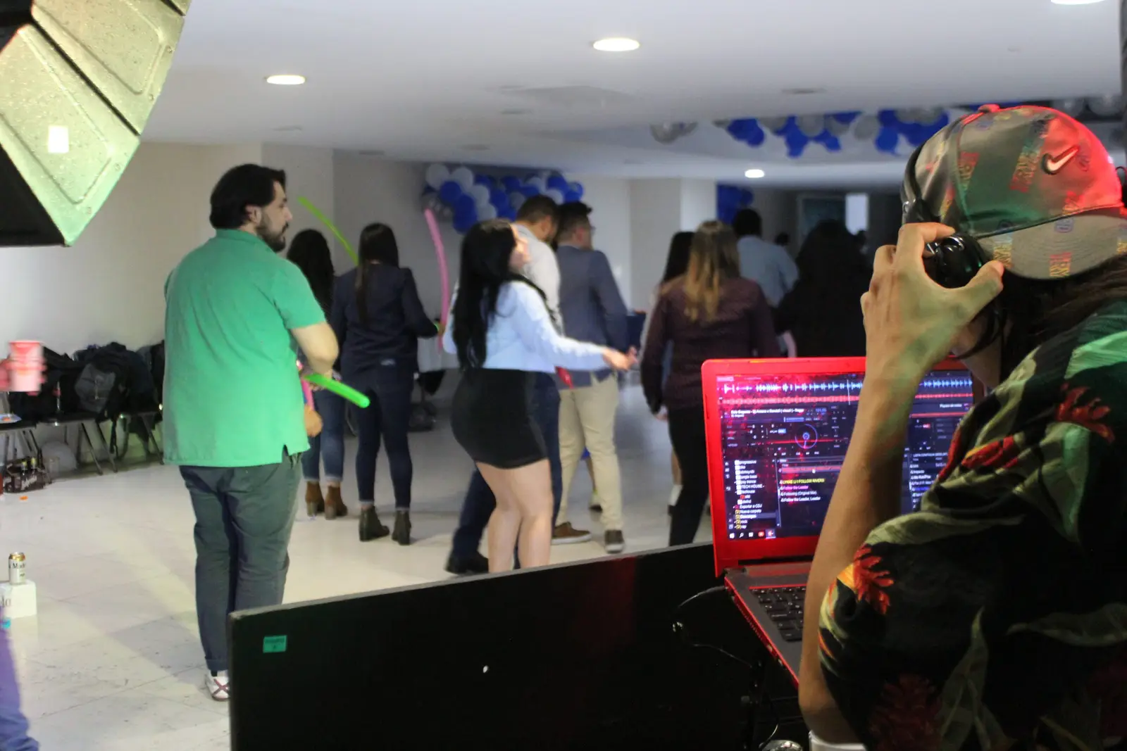 DJ para fiesta en CDMX con iluminación tipo antro