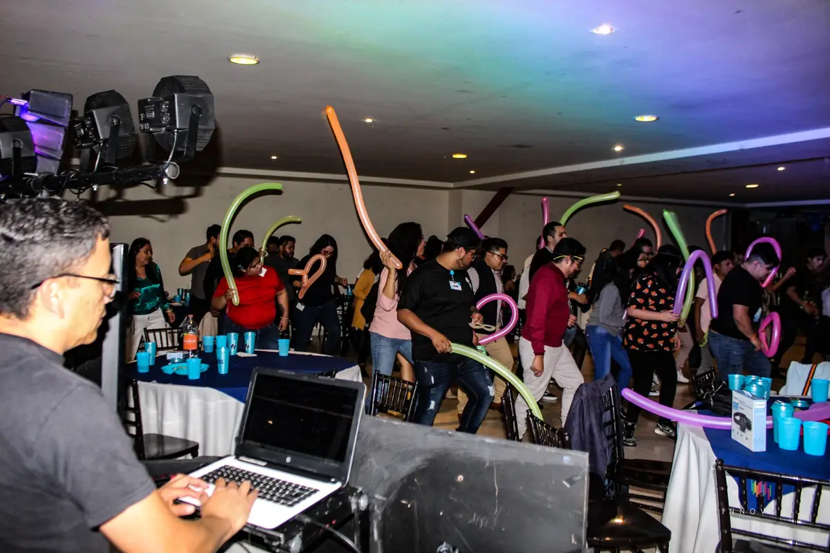 Registro fotográfico de un evento en la biblioteca de Innova DJ