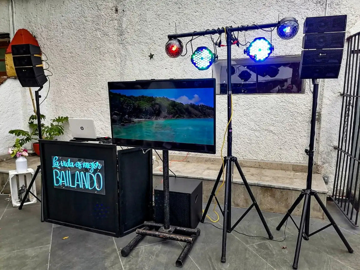 Montaje de equipo de sonido profesional para un evento